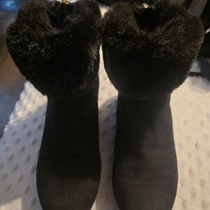 DKNY Women's White Fur-Trimmed Boots SZ 6